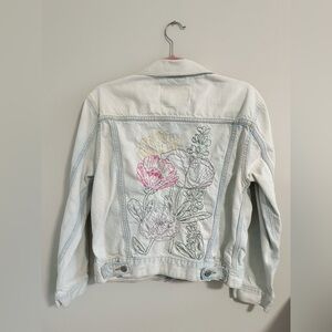 Levi’s Denim Trucker Jacket w/ Floral Embroidery - Size Small